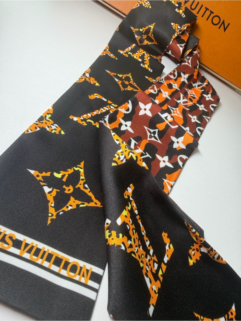 Louis Vuitton jungle silk Twilly